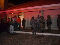 En la imagen, elementos de seguridad a las afueras de las instalaciones del bufete jurídico donde fuera asesinada una pareja. M.INFANTE  /