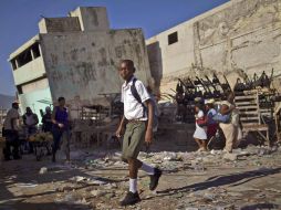 Autoridades señalan que más de 300 mil niños se encuentran fuera de la escula. AP  /