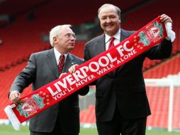 Tom Hicks posa junto a George Gillett quienes compraron el Liverpool en el 2007. AP  /
