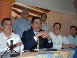 Al centro, el dirigente nacional del PRD, Jesús Ortega. NTX  /