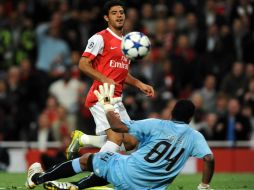 El jugador mexicano realizando una anotación en el duelo del Arsenal ante el Bolton el cual fue uno de los mejores. MEXSPORT  /