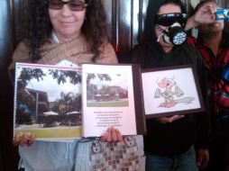 En la imagen, la directora de la 'prepa' 13 Maribel Arteaga Garibay con el proyecto de infraestructura. R. ZAPATA  /