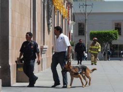 Autoridades locales revisaron el edificio del Atuntamiento para descartar la presencia de artefactos explosivos. ESPECIAL  /
