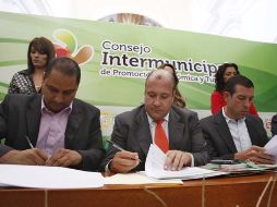 Los alcaldes cuyos municipios forman parte del Consejo de Promoción Económica y Turismo, firmaron el convenio. S. NÚÑEZ  /
