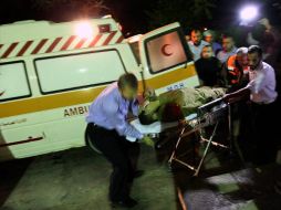 Un miembro de seguridad de Hamás es trasladado a un hospital. EFE  /