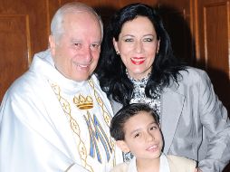 Cristóbal Orozco Ochoa  con su mamá , Yvonne Ochoa, y el presbítero René Allende.  /