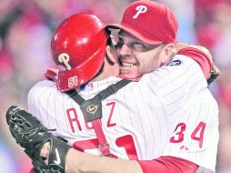 Roy Halladay (34) se une a Don Larsen, como los únicos jugadores en la historia de Grandes Ligas en lograr un juego sin hit.  AP  /