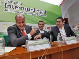 Por la mañana, los alcaldes de Enrique Alfaro, Miguel Castro y Héctor Vielma bromeaban en la firma del convenio intermunicipal. S.NÚÑEZ  /