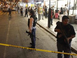 Los policías permanecieron en guardia en la escena del crimen donde fue asesinada una mujer durante un tirote. REUTERS  /