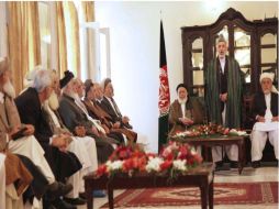 El presidente de Afganistán, Hamid Karzai, reza durante la apertura de un Consejo de Paz. EFE  /