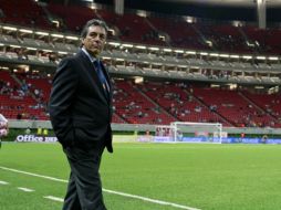El entrenador del Morelia minutos antes de que diera inicio el partido ante Chivas. E. PACHECO  /