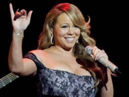 En las imágenes modificadas van desde cubrir los hombros hasta suplantar los escotes por blusas cerradas. AP  /