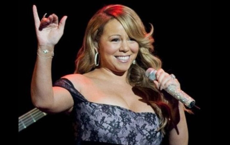 En las imágenes modificadas van desde cubrir los hombros hasta suplantar los escotes por blusas cerradas. AP  /