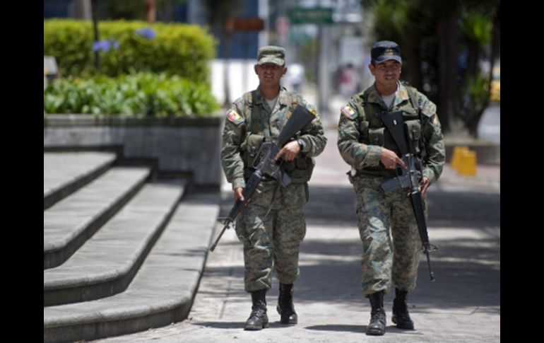Militares vigilan las calles de Quito, tras la sublevación. EFE  /