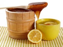 Suaviza tu garganta con jugo de limón y miel. ESPECIAL  /