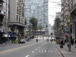 Aspecto de una de las calles céntricas de Montevideo que, a decir de los medios locales, se asemeja a un fin de semana. AFP  /