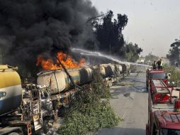 Las llamas consumen tanques de gasolina de un grupo de camiones de la OTAN atacados por insurgentes talibanes. EFE  /