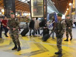 Soldados resguardan la estación de tren Care du Nord en Paris, Francia. AFP  /