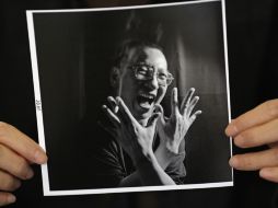 Liu Xia , esposa de el ganador del Premio Nobel, mantiene una foto de él en una entrevista en Beijing. REUTERS  /