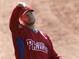 Roy Halladay, pitcher de los Filis de Filadelfia, entrena un día después de lanzarle un juego sin hit ni carrera a Cincinnati. AP  /