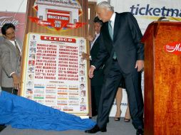 El empresario del coso capitalino, Rafael Herrerías, fue quien develó el cartel de la nueva temporada. NOTIMEX  /