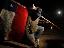 Ante la inminente salida de los mineros, los familiares permanecen a la espera día y noche. AP  /