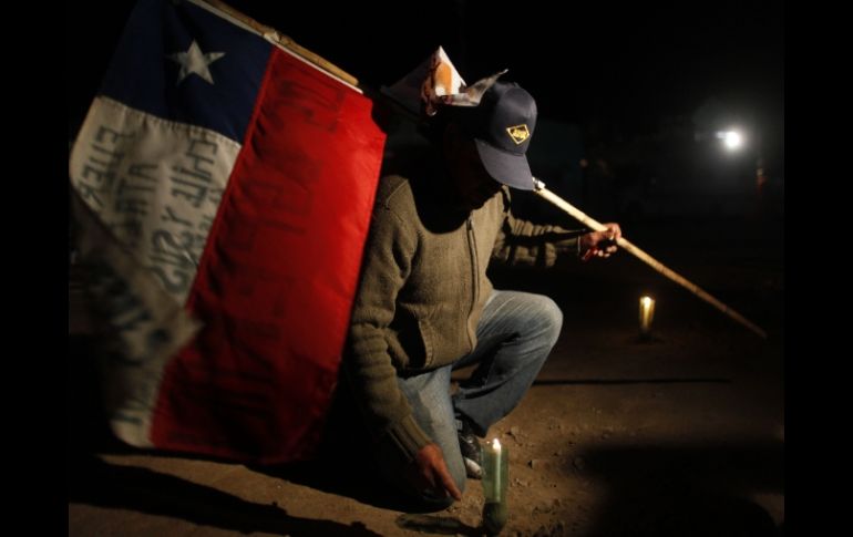 Ante la inminente salida de los mineros, los familiares permanecen a la espera día y noche. AP  /
