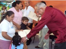 Niños en el estado de Chiapas recibieron sus actas  de nacimiento. ARCHIVO  /