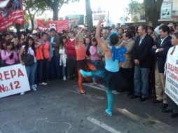 Estudiantes interpretan dos números de danza frente a Casa Jalisco. R. ZAPATA  /