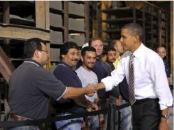 Barack Obama saluda a los empleados de la compañía Ernest Mairer Block. EFE  /
