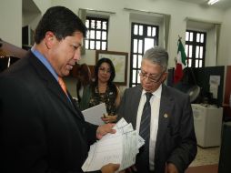 El titular de la SEJ, Antonio Gloria (izq.) y el director de Finanzas, Gustavo Cárdenas, en la entrega de 245 MDP a la UdeG. ARCHIVO  /