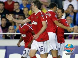 Los jugadores del ManU festejando un gol del 'Chicharito'. ARCHIVO  /