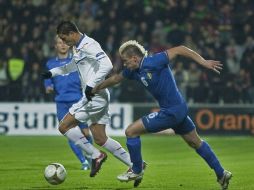 El moldavo Petru Racu (der) pelea por el balón con el holandés Ibrahim Afellay (iz) durante el partido clasificatorio del grupo. EFE  /