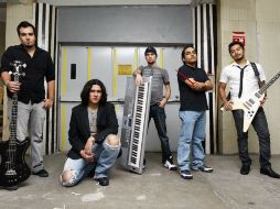 Luis, Álvaro, Xalino, Chuy y Gon, miembros de Azul Inverso, una banda “bien” apasionada por el rock.  E. BARRERA  /