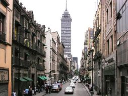 Con cables de acero desde las azoteas de distintos edificios del Centro Histórico serán colgadas las figuras.  ESPECIAL  /