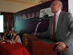 Tony J. Morris, presidente de la empresa AMT, explicó los detalles del tren de levitación magnética. A. HINOJOSA  /