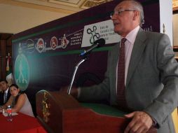 Tony J. Morris, presidente de la empresa AMT, explicó los detalles del tren de levitación magnética. A. HINOJOSA  /