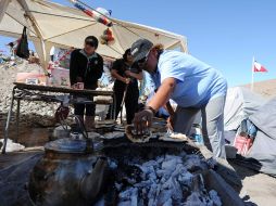 Familiares de los mineros atrapados esperan en campamentos alrededor dela mina, a que rescaten a sus seres queridos. AFP  /