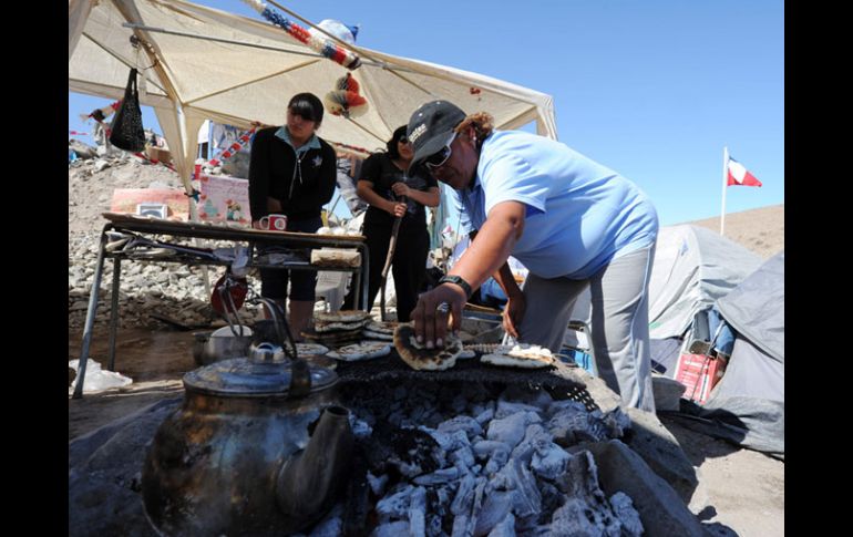 Familiares de los mineros atrapados esperan en campamentos alrededor dela mina, a que rescaten a sus seres queridos. AFP  /