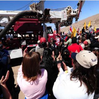 Familiares de mineros felices, pero cansados de bulla de periodistas