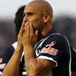 'Chupete' Suazo podría acompañar a 'Chicharito' en Inglaterra