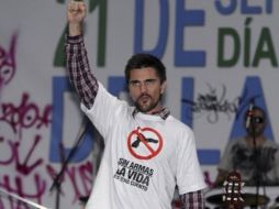 El cantante invita a los ciudadanos a vivir una vida sin armas. AP  /