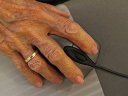 Además de la movilidad esta enfermedad causa dolores terribles e inflamación. AFP  /