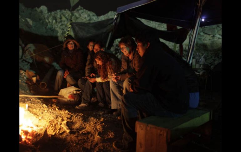 Familiares de los mineros esperan el rescate acampando cerca del lugar. AFP  /