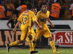 Lucas Lobos celebra el tercer gol de Tigres en la goleada sobre Estudiantes Tecos. MEXSPORT  /