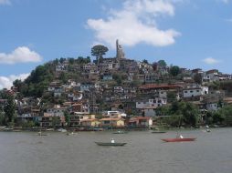 En el lago, los pescadores mantienen viva la tradición de pesca antigua con sus redes de mariposa.ESPECIAL  /