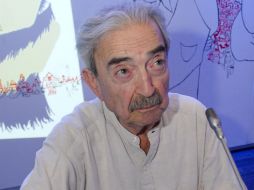El escritor argentino Juan Gelman firmó libros en la Feria del Libro de Frankfurt.EFE  /
