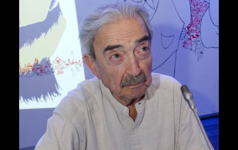 El escritor argentino Juan Gelman firmó libros en la Feria del Libro de Frankfurt.EFE  /