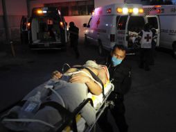 Paramédicos atienden el llamado de urgencia de dos cárceles en Ciudad Juárez donde murieron al menos dos personas. REUTERS  /