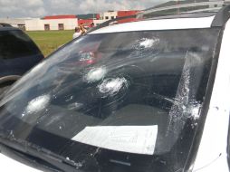 Uno de los cinco vehículos que los delincuentes abandonaron tras los enfrentamientos. EL UNIVERSAL  /